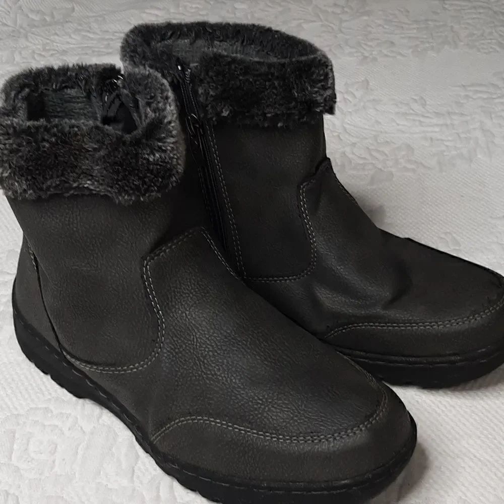KHOMBU Gray Winter Booties